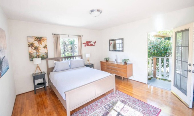 West Beach Apartamento | Enjoy indoor-outdoor living, a full kitchen and walk to beach and state st.