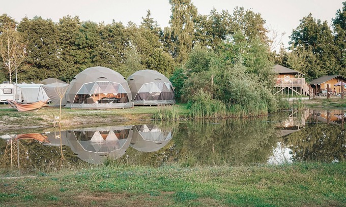 Nieuw Heeten Casa | Enjoy luxury glamping in the Waard Round Holly tent, with a pond view, a bathtub, and modern amenities for 4 people.