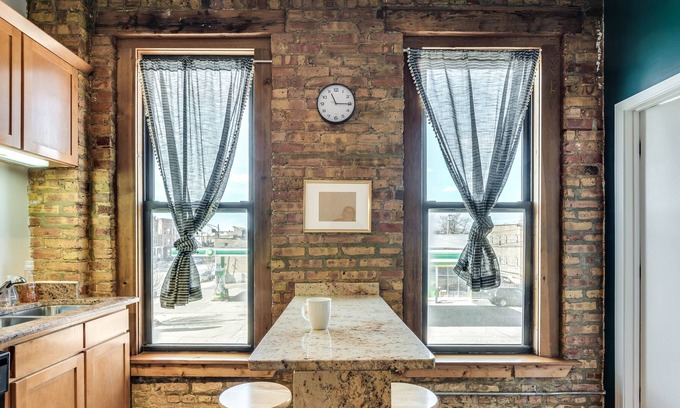 West Bucktown Apartamento | Enjoy Martinis on Milwaukee Ave and All the Nightlife Chicago Has to Offer! by RedAwning