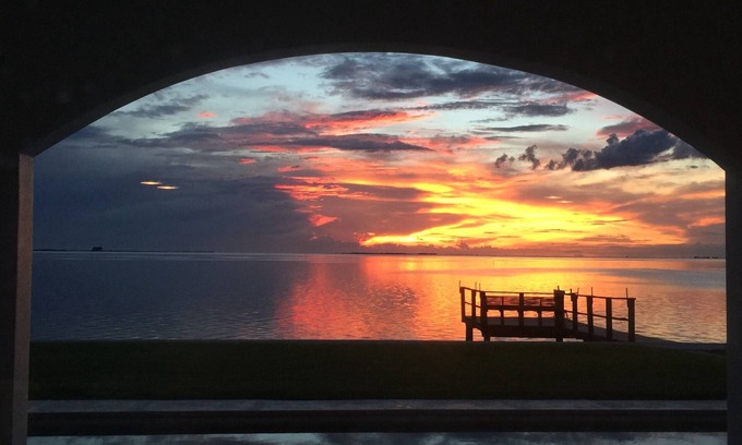 St. Petersburg - Clearwater Apartamento | Enjoy million dollar sunsets from private studio in private home.