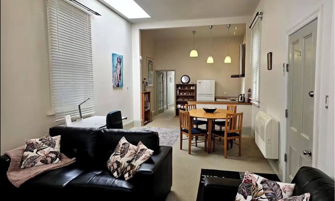 Nelson Apartamento | Enjoy stylish living, tranquil, stroll to river or town