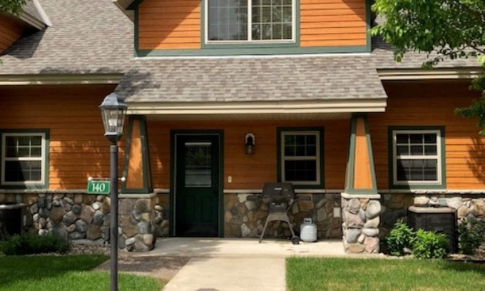 Lake Shore Condominio | ¡Disfruta de la experiencia completa de Gull Lake! # 140