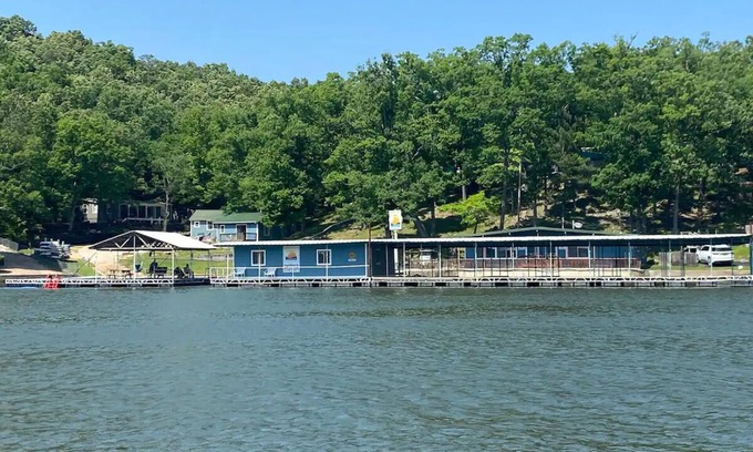 Camdenton Cabina | Enjoy the Quiet Side of the Lake With Resort Amenities + a No-Wake Cove.