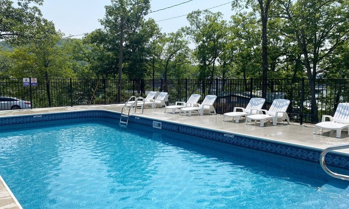 Camdenton Cabina | Enjoy the Quiet Side of the Lake With Resort Amenities + Pool.