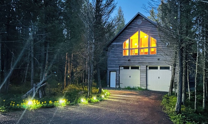 Island Park Casa | Enjoy the spacious vaulted ceilings with a full kitchen and open concept living!