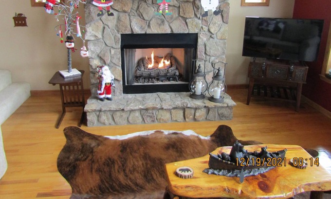 Murphy Chalet De Esquí | Enjoy the view of several mountain ranges from the deck looking over the trees.