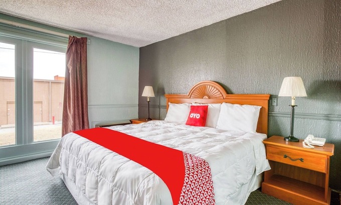 South Tulsa Hotel | Enjoy this Relaxing Room w/ King Bed Ideal for Weekend Explorers in Tulsa