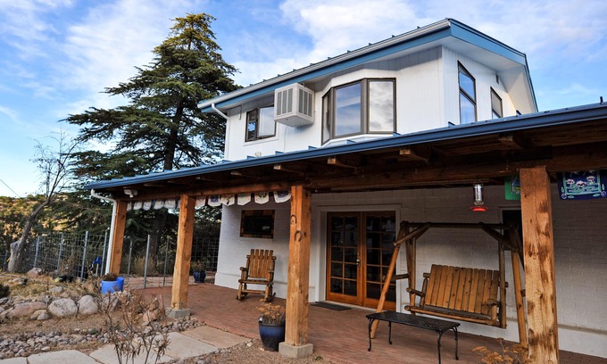 Tyrone Apartamento | Disfruta de la Vida Silvestre de su mecedora y banco Balanceo en Front Porch