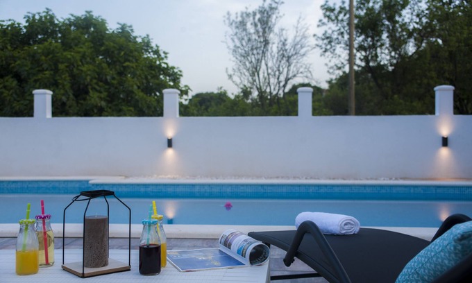 Marina Apartamento | Disfruta de tu piscina privada y cocina exterior.