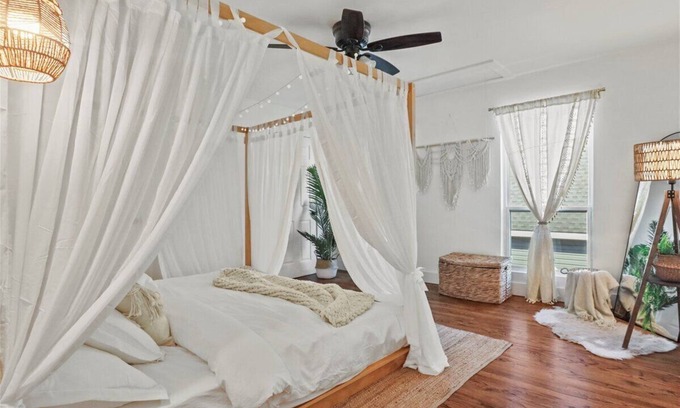 Kessler Casa | Enjoyable 3-bedroom house with AC in vibrant Dallas