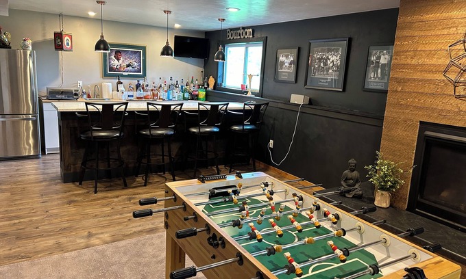 Bellevue Casa | Entertainer's Dream - Quick drive to Lambeau - Hot Tub, Bar, & 85" TV.