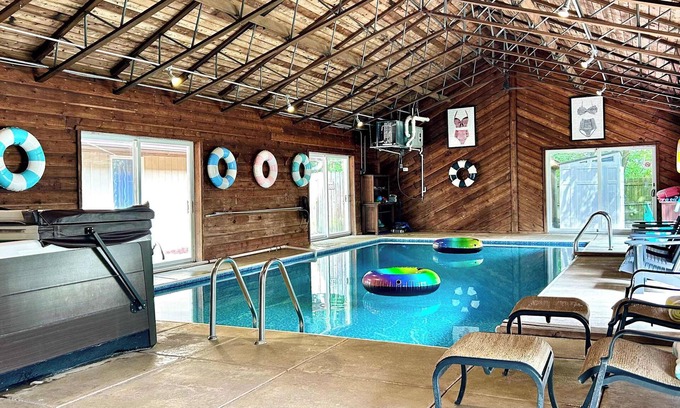 Rockford Casa | Entertainment Oasis Indoor Pool Spa Arcade Theatre