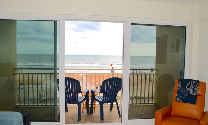 Rogers Seabreeze Apartamento | Entire 1 bedroom 1 Bath Direct Oceanfront Apartment - Breathtaking Sunrise Views