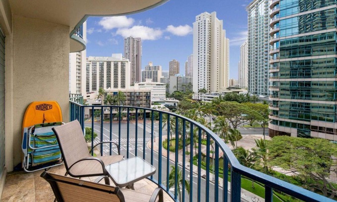 McCully - Moiliili Condominio | Entire 2 Bedroom Condo, King Bed, FREE Parking, Sleeps 6, Walk to Waikiki Beach
