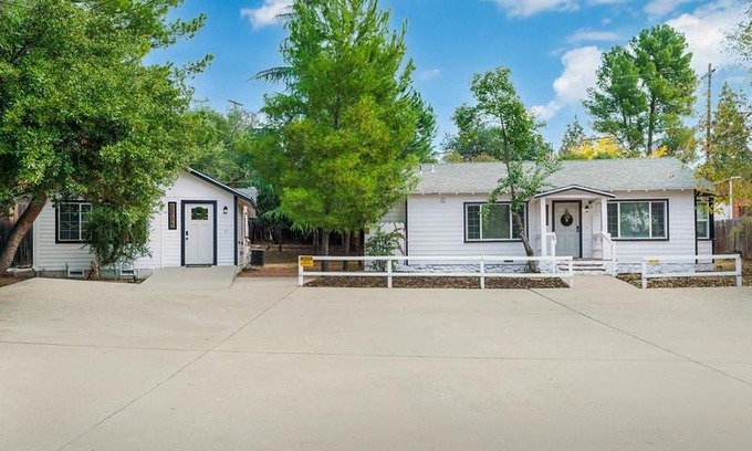 Alpine Casa | Entire 2 Bedroom Pet Friendly Cottage Home