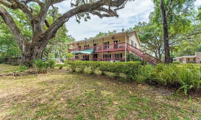 Chassahowitzka Cama Y Desayuno | Entire Boutique Hotel...walking distance to river