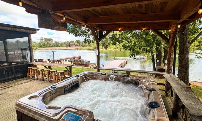 Pennellville Cabina | Entire Cabin Complex, Hot Tub, Movie Theater, 3 Private Docks