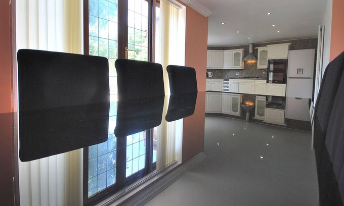 Bolton Villa | Entire, Exclusive 4 Bedroom 3.5 Bathroom Detached Villa in Greater Manchester