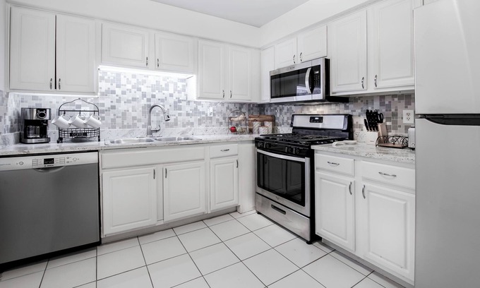 Mundelein Condominio | Entire family friendly condo close to Naval Base, Vernon Hills, & Libertyville.