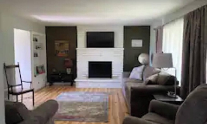 Lenox Casa | Entire home 4 mi to Montauk - Current River Ranch
