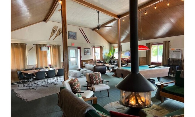 Stratton and Bromley Ski Areas Casa | Entire Hotel 50 Person Capacity Bromley View Inn