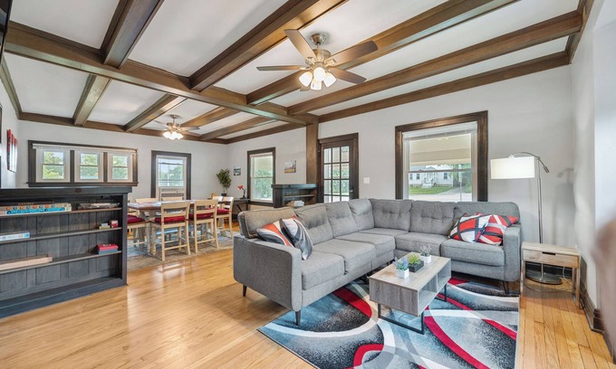 Glen Ellyn Casa | Entire house/4bd 1bath/Laundry/GlenEllyn/Lombard/Wheaton/FreeParking&WIFI