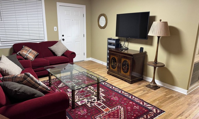 Summerville Casa | Entire House - Antique Mall Cottage