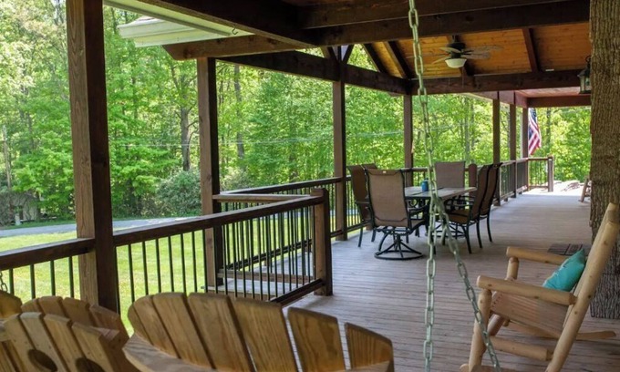 Boone Casa | Entire House- Minutes to town- KING BED- Best porch around!!