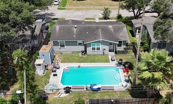 Central City Casa | Entire house +Pool+Hot Tube +1 car garage + EV Charger level 2-Tesla+ BBQ Grill