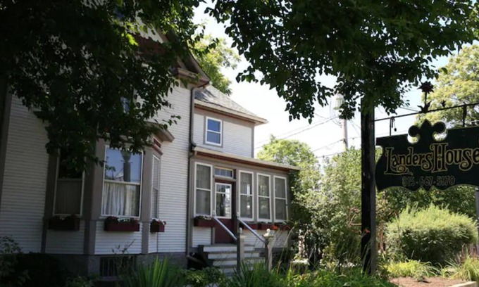 Utica Cama Y Desayuno | entire landers house, 4 bed,3.5 bath, sleep 8, no pet