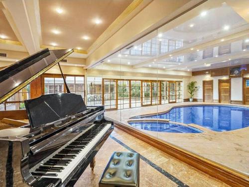 Warrandyte Casa | Entire Maggie's Guesthouse - free cinema, pool, spa, tennis court, karaoke, more!