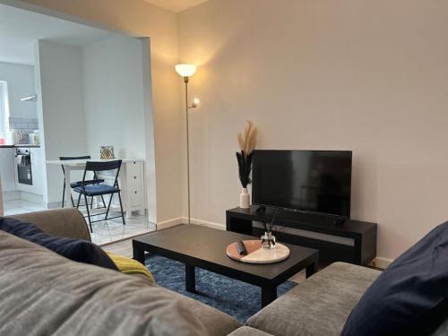 Southampton Casa | Entire Newly Renovated house -Southampton City - Private Driveway Parking - 4 Bedrooms 5 Beds Sleeps 7 - Great for Friends, Families & Contractors