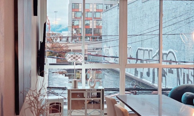 Downtown Eastside Apartamento | Entire Space of Modern Apartment in Downtown Vancouver Neighbourhood