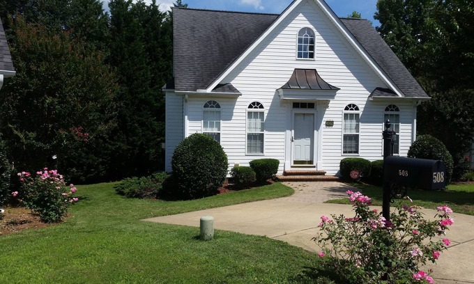 Fuquay-Varina Casa | Toda la casa ordenada y acogedora 2/1 en una ubicación privilegiada