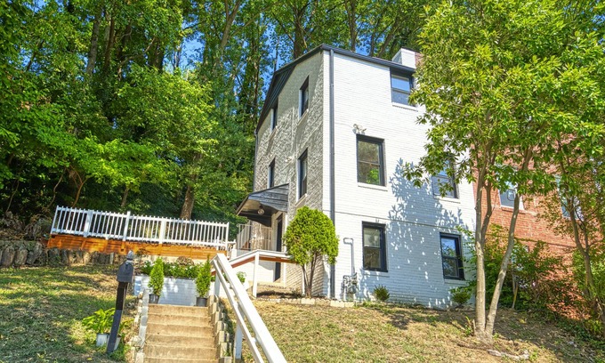 Nauck Casa | Entire Townhouse In Arlington | Free Parking
