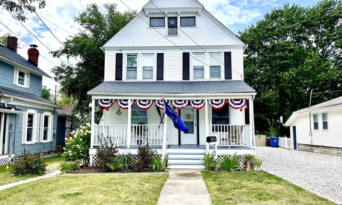 Vermilion Casa | ENTIRE UNIT: Charming Century Home in Harbour town