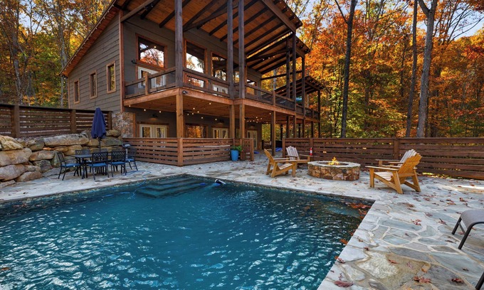Ridgeline Vistas Cabina | EPIC Heated pool, Outdoor Fireplace, Pool & Hot Tub! Arcade, and close to town!