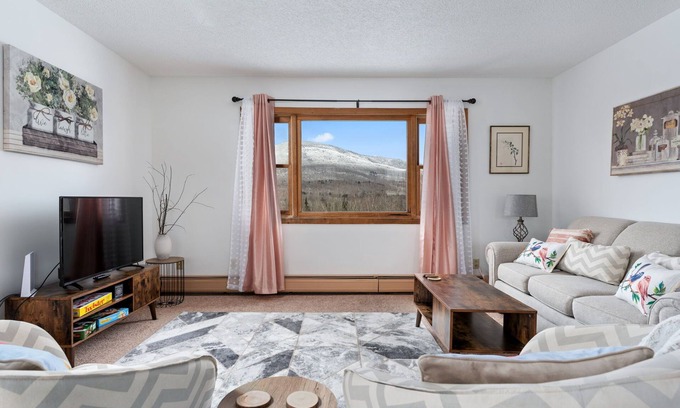 Eastern Vermont Casa | Epic View of Elmore Mountain - 20 min to Stowe