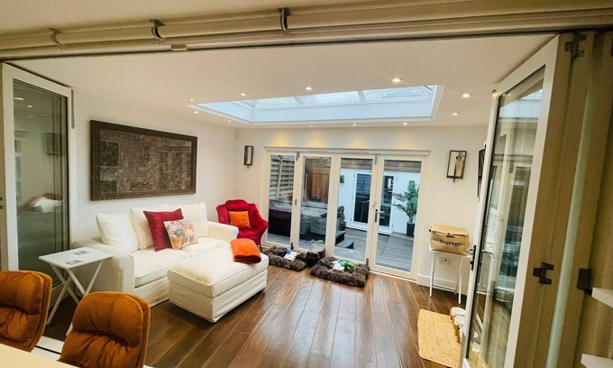 Snaresbrook Casa | Escape de Londres en Londres - Wanstead village - Dove house - ¡bañera de hidromasaje y gimnasio!