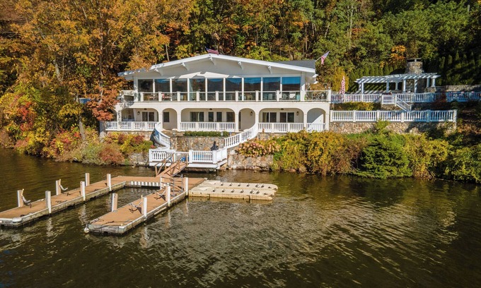 New Fairfield Casa | Escape to a Luxury Lakehouse Retreat- Chefs Indoor Outdoor Kitchen Hot Tub Steam