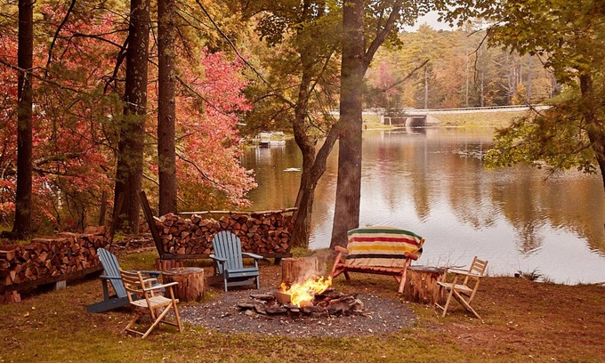 Yulan Casa | Private waterfront Cabin in the Catskills. 5mins from PA and the Delaware river!