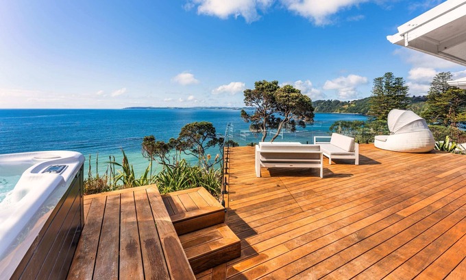 Leigh Casa | Escape to Coastal Paradise w/ Endless Sea Views