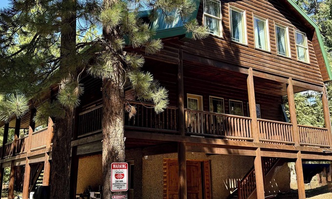 Duck Creek Village Cabina | Escape to the mountains in our luxurious 3-story cabin, perfect for families!!!!