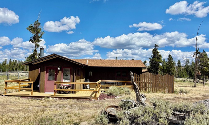 Dubois Cabina | Escape to the Choosey Moose Cabin in the mountains of Dubois, WY