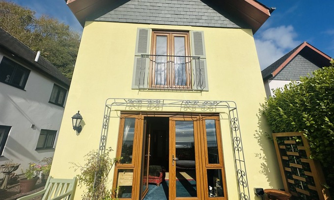 Pendine Casa | Escape to this charming 2 bedroom detached house with amazing sea views