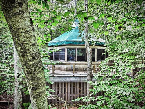 Monmouth Casa | Escape to Tree House Island Life