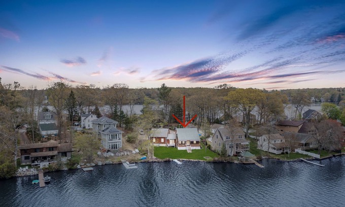 Lake Pocotopaug Casa | Escape to your lakeside paradise