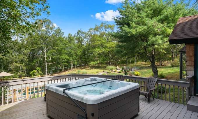 Lagrangeville Cabina | ESKape Manor: Heated Pool, Hot Tub & Fun Amenities