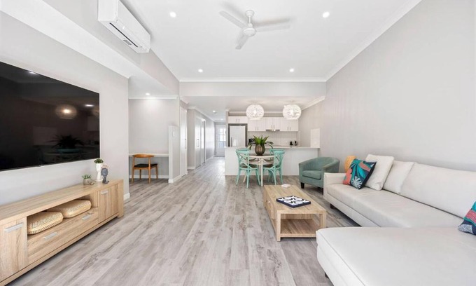 Urangan Apartamento | 'Esplanade Escape' A Fresh Coastal Family Hideaway
