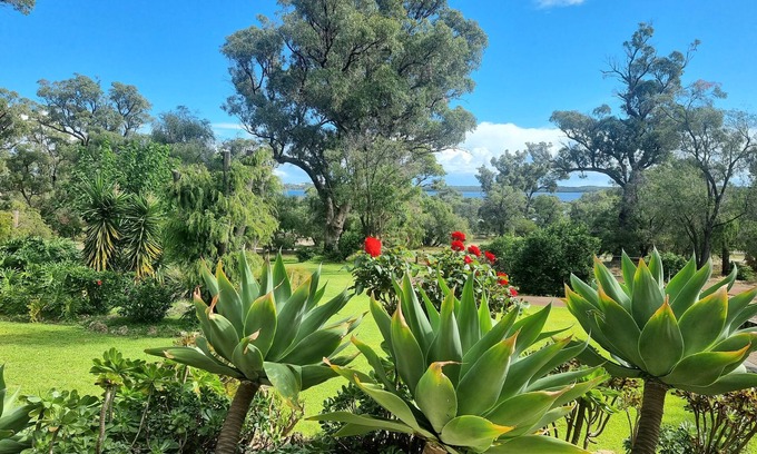 Leschenault Casa | Estuary water views 4bedroom 2 Bathroom home with pool Australind / Bunbury WA